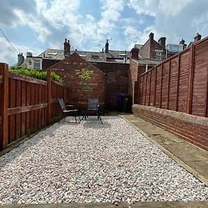 sheffield-4-bedroom-house-with-free-off-street-parking.yorkshirehotels.net/